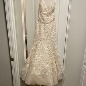 Size 4 lace appliqué wedding dress - Bonny Bridal